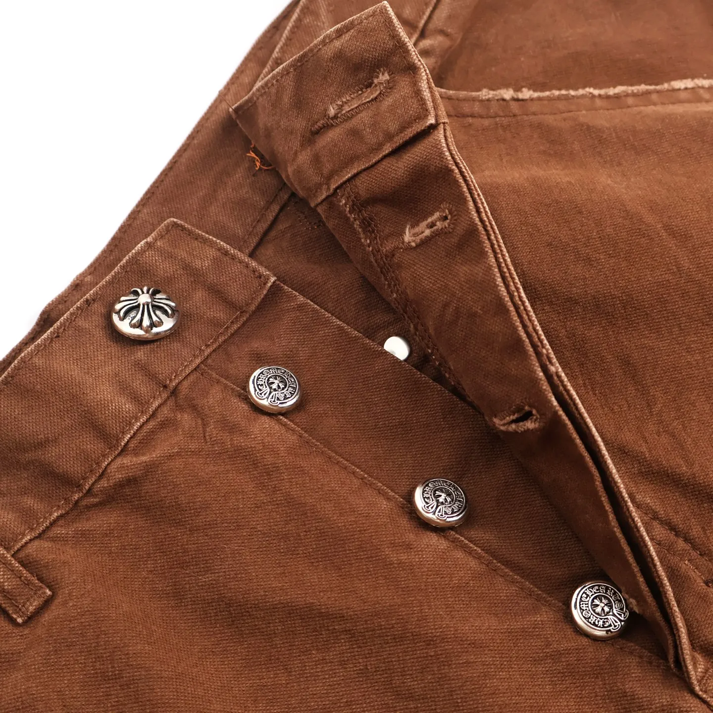 🅿️760 [Exclusive supply] CH Crow Heart Work Jeans are made of twill high-ounce washed denim fabric, exclusive CH-specific logging overalls style (non-Levis Vintage) custom-woven and dyed fabric, and the two-color cross is cowhide + sheepskin (all leather imported from Italy is custom-dyed separately, with consistent texture and no color difference). The stitch length, thread color, and wiring of the car are exactly the same. The inner lining is jacquard, with embroidery on the waist, 925 silver hardware, and heavy-duty washing and manual polishing. Size:30-32-34-36